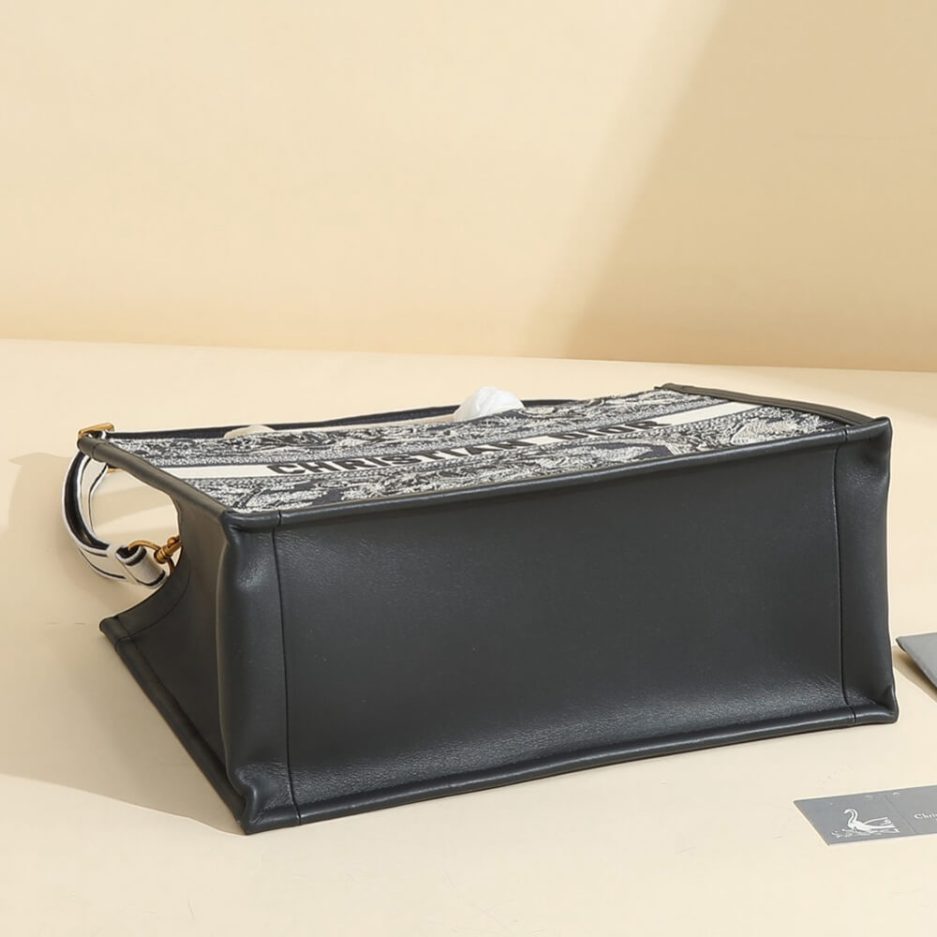 medium D*or book tote