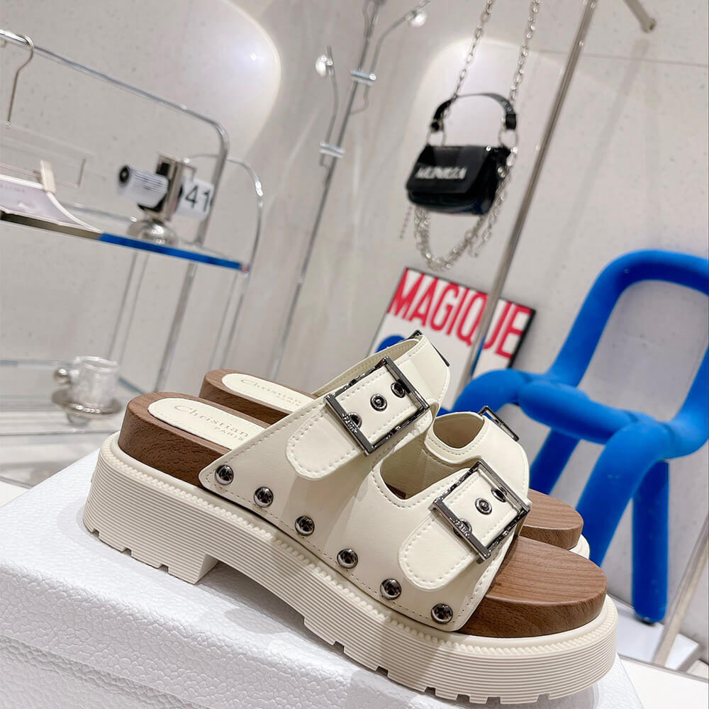 D*orquake strap sandal