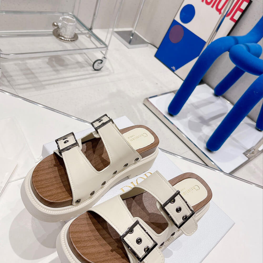 D*orquake strap sandal