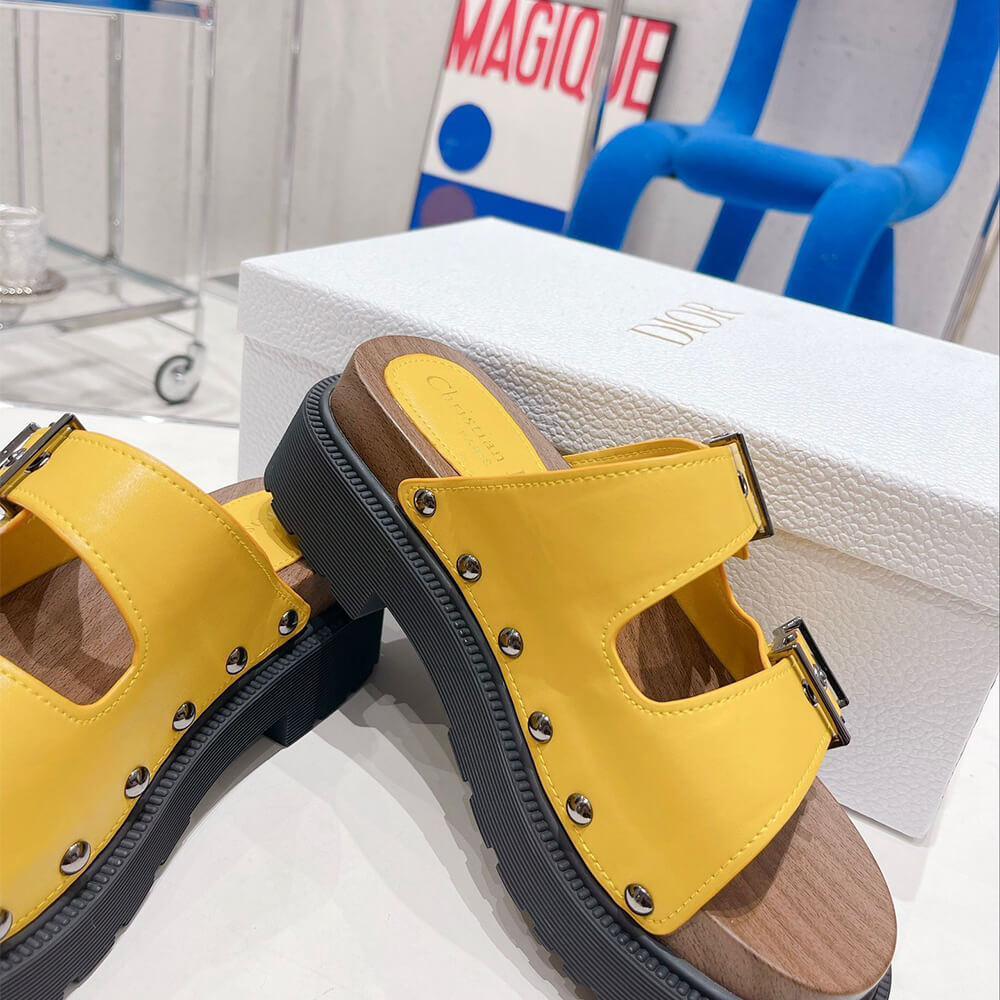 D*orquake strap sandal