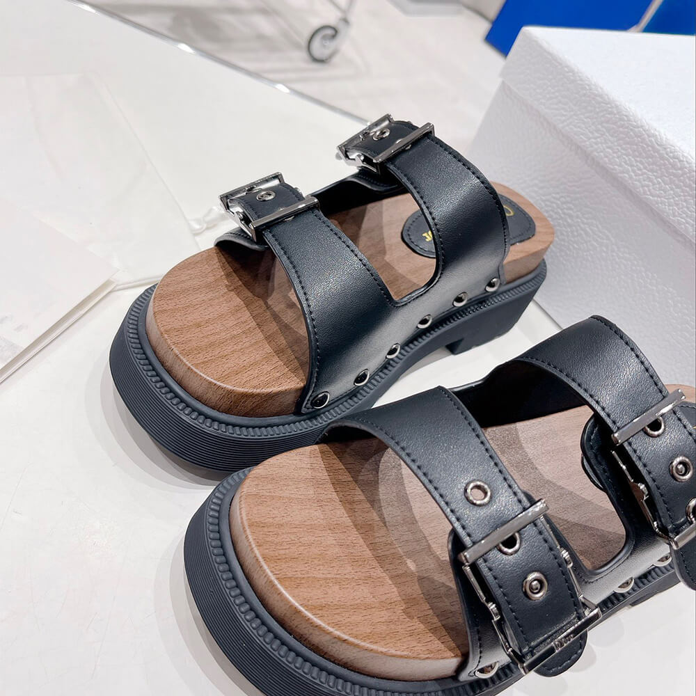 D*orquake strap sandal