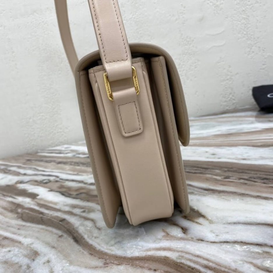 Ce**e classique triomphe bag in calfskin
